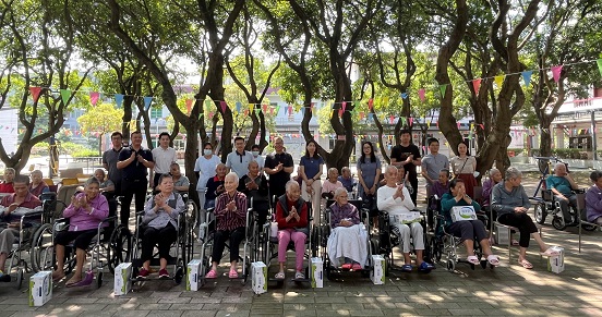 2-1市委会慰问人员与钟落潭敬老院长者合影.jpg