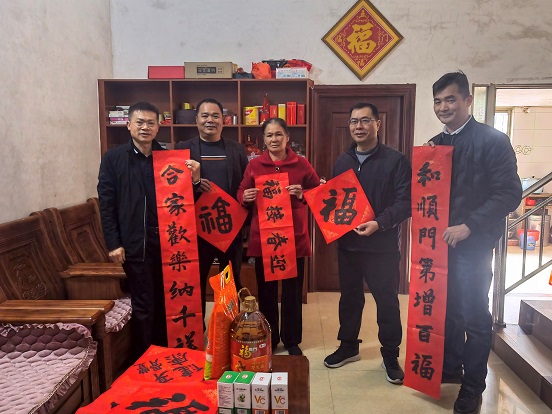 4-3市委会领导带队上门慰问村民.jpg